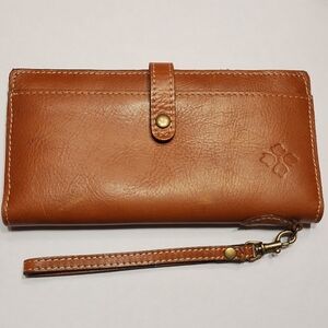 🌸 Patricia Nash Clutch